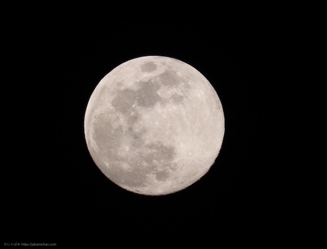 カメラ初心者 一眼レフカメラで月をきれいに撮影するには Iso感度別比較 じゃばみのブログ